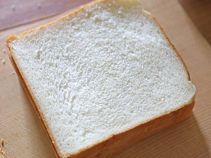 パン切り包丁でスライスした食パン