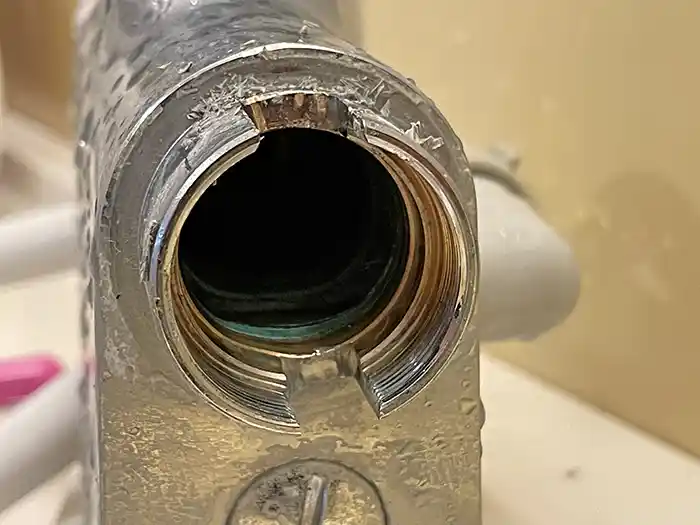 切り替え弁を外した混合水栓の本体