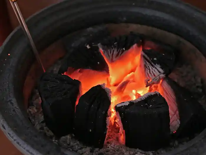 火が付いた火鉢の炭