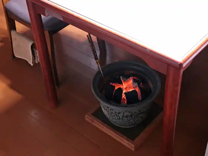 テーブルの下に火鉢を置くと全体が温かくなる