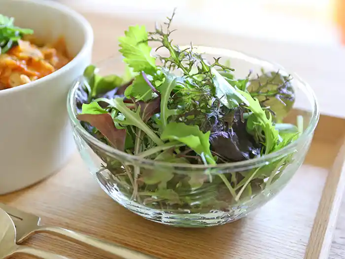カラフルな野菜を引き立てるガラスの小鉢
