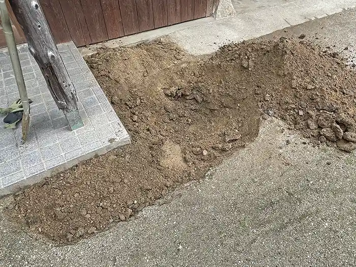 地面を掘って穴をあけて耕す