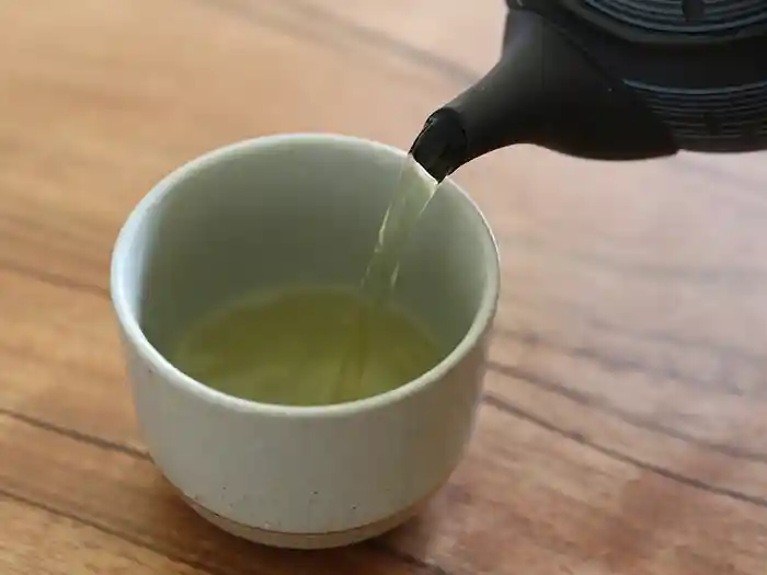 モリンガ茶を湯呑に注ぐ