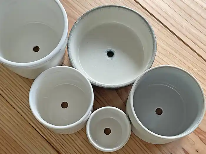 ドリルで穴をあけた陶器