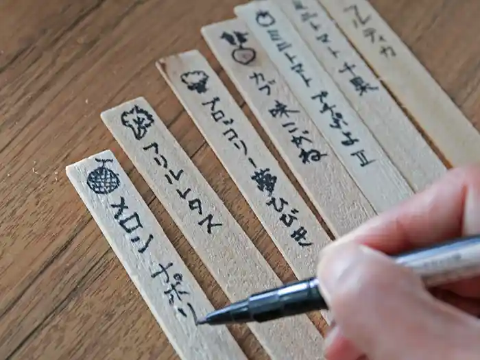 ネームプレートに野菜の名前を書く