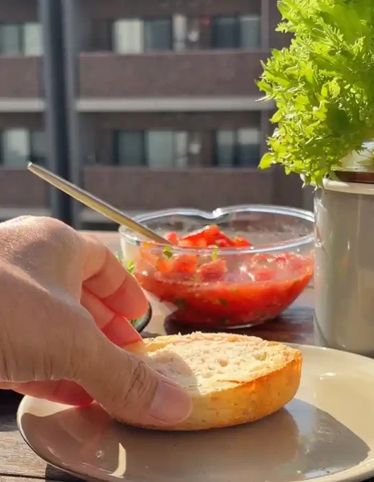 タカキベーカリーの石窯ライ麦粒ロールのパンを置く