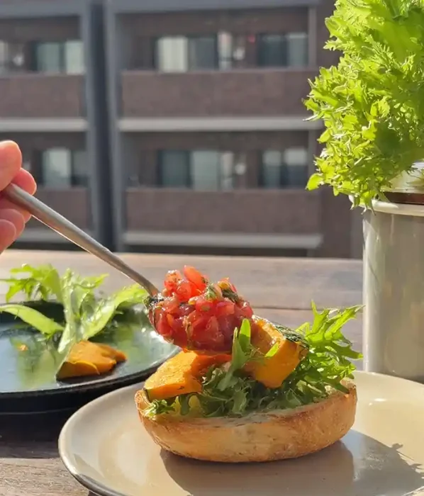 トマトと大葉のマリネを載せる