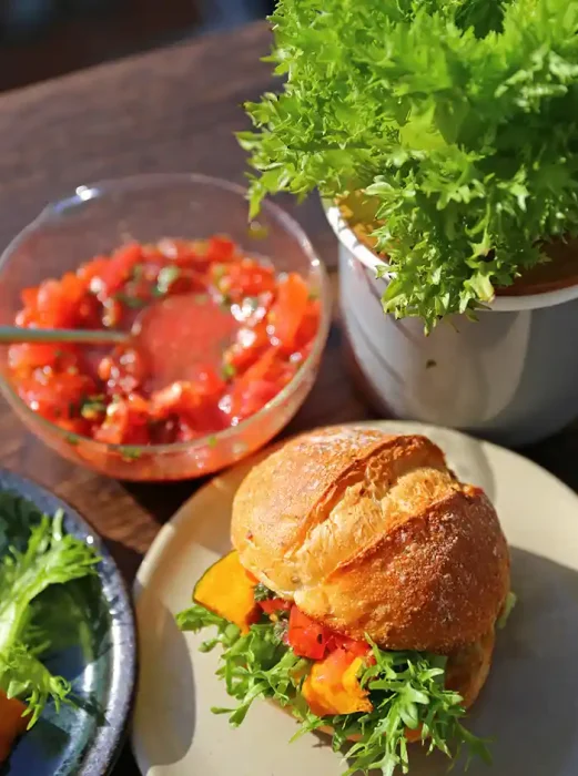 ベランダ菜園で朝食を楽しむ