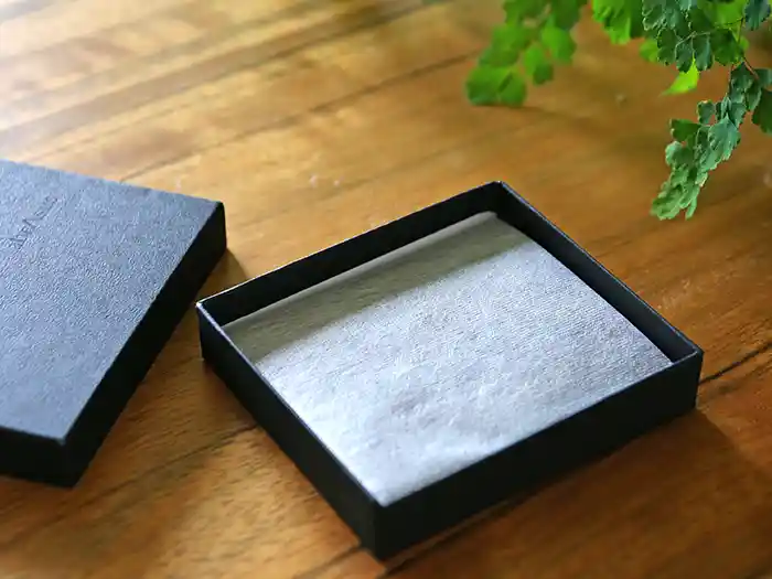 箱の中に超薄い財布が入っている