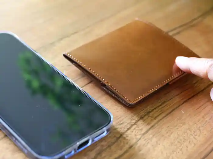抑えるとぺったんこになるabrasusの財布