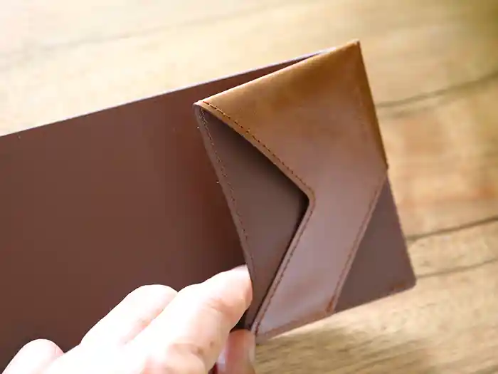 シンプルな構成のabrasusの財布