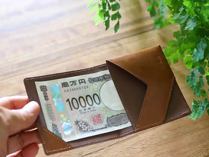 意外としっかり紙幣が固定できたabrasusの財布