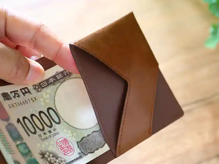 お札の入れ方が独特のabrasusuの財布