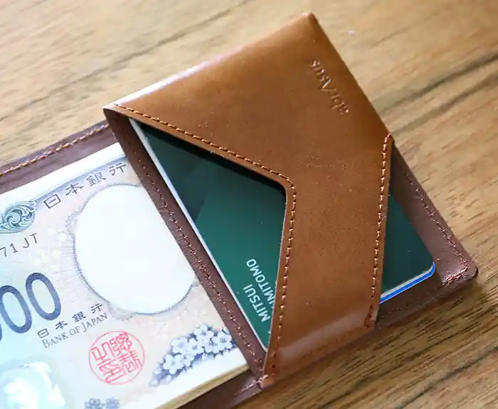 カードが落ちる心配がないaburasusの財布